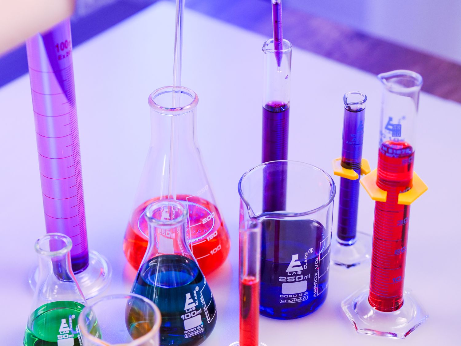 Verrerie de laboratoire avec réactifs colorés