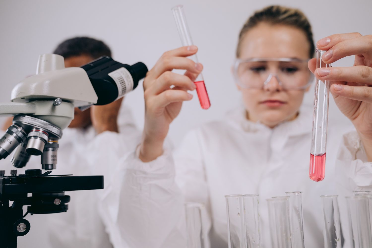Chercheurs menant une expérience en laboratoire