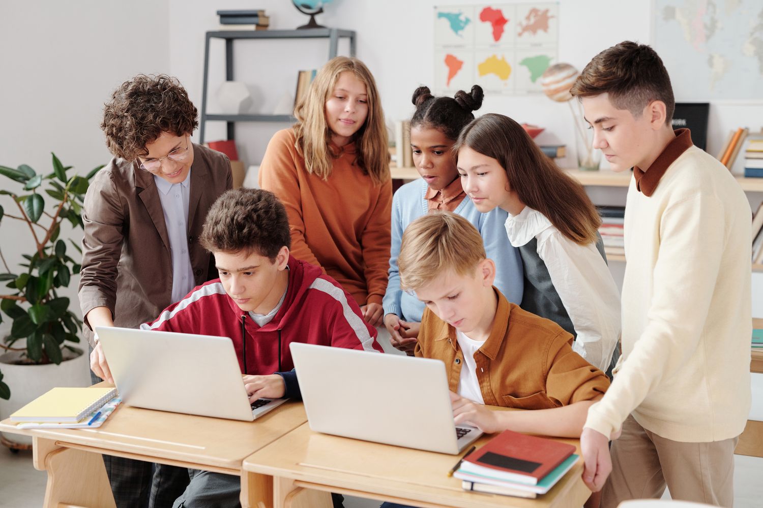 Étudiants travaillant avec un assistant numérique